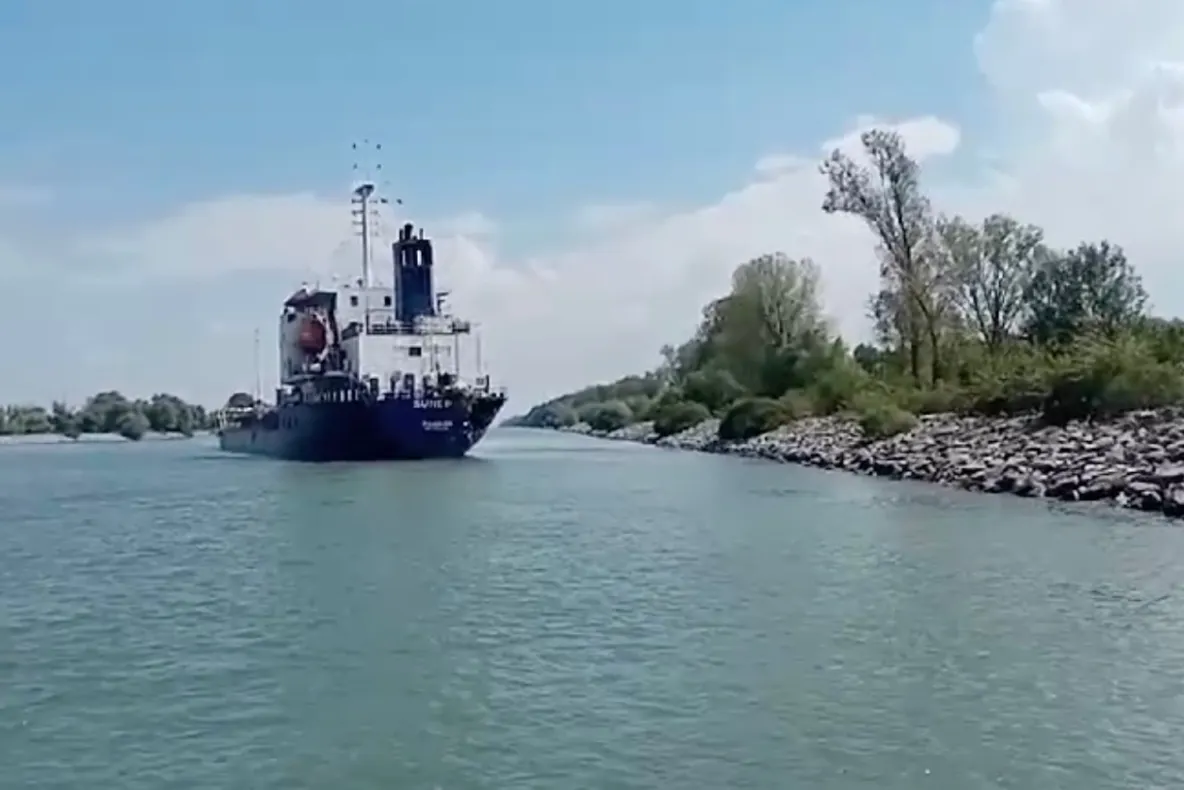 A fost reluat traficul nevelor pe canalul Sulina 