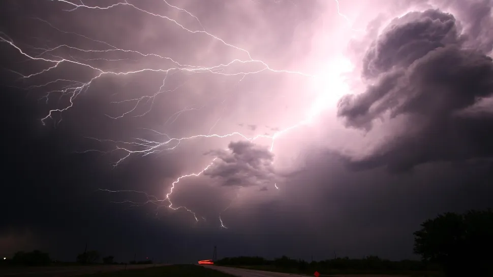 Meteo 16 mai 2026. Alertă de vreme rea: Weekend cu ploi torențiale și vijelii în România!