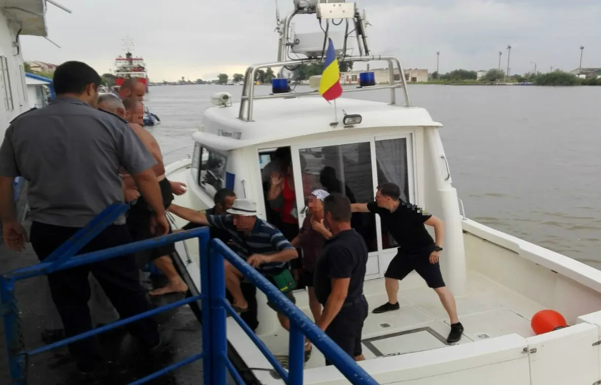 Opt turişti răsturnaţi cu ambarcaţiunea, salvaţi de poliţiştii de frontieră