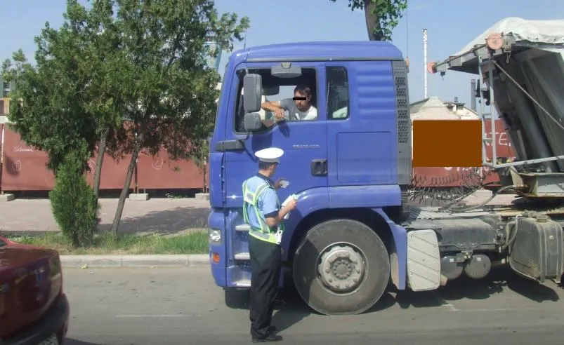 Atenţie! Poliţia rutieră e cu ochii pe şoferii de camioane, autobuze şi microbuze!