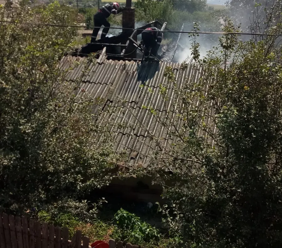 Pompierii intervin la un incendiu la Izvoarele