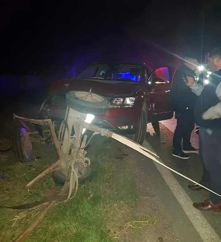 O căruţă nesemnalizată a fost făcută zob de un SUV