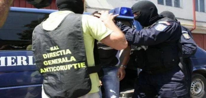 DGA lovește din nou în mafie! Un polițist și un angajat RAR, reținuți!