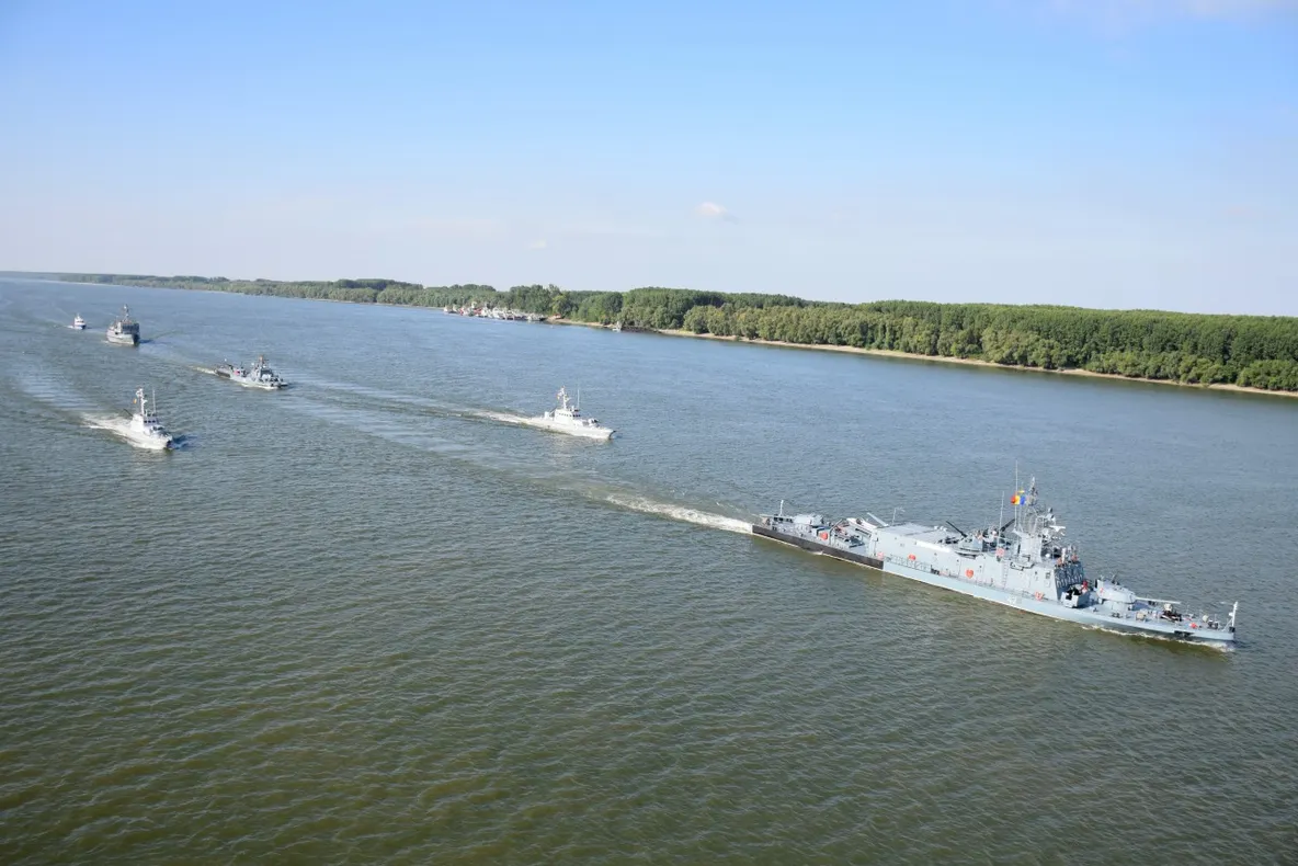 Instrucţie pe fluviul Dunărea cu peste 300 de marinari militari!