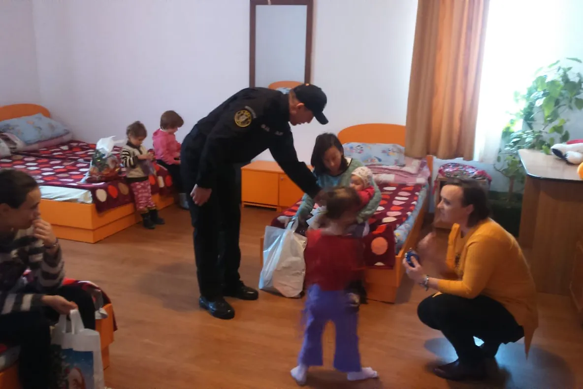 Polițiștii de la SAS au dus cadouri la centrul Cireșarii