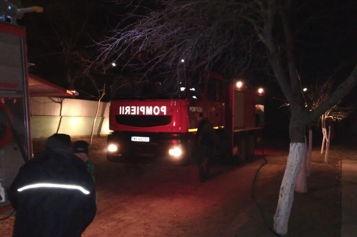 Incendiu la Sarichioi. Pompierii voluntari au intervenit primii