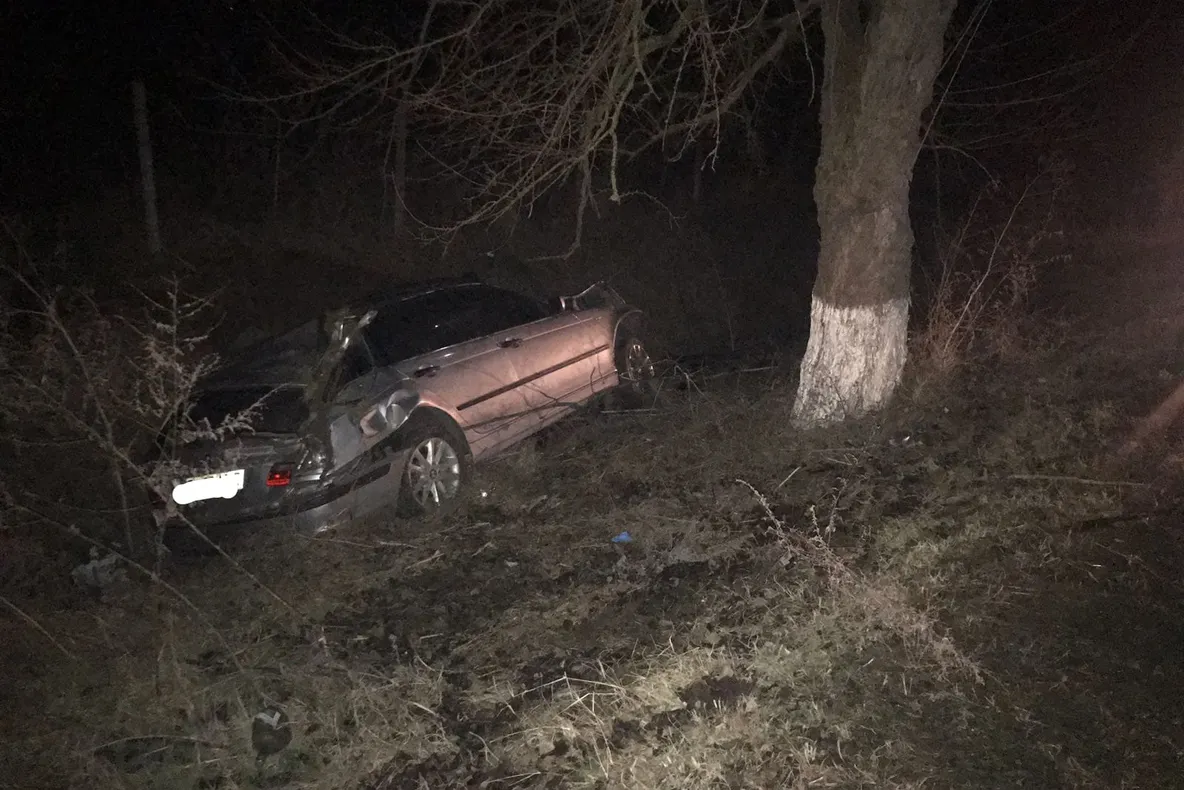 O persoană a fost rănită după ce mașina a intrat în șanț din cauza vitezei