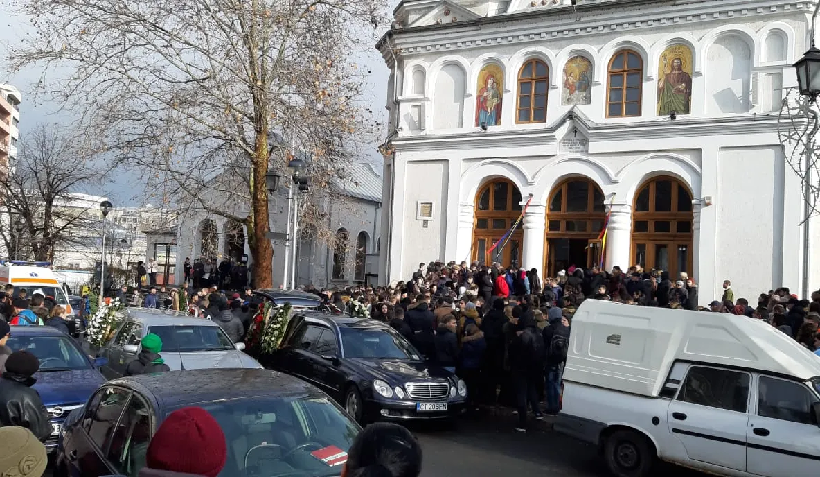Adi şi Dragoş, conduşi pe ultimul drum de sute de tulceni