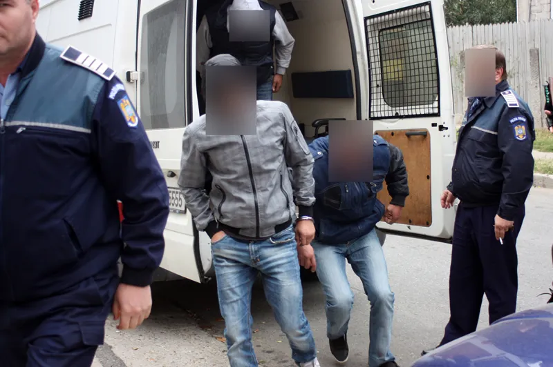 Patru minori, între 15 şi 17 ani, spărgători de autoturisme, au fost reţinuţi de poliţişti
