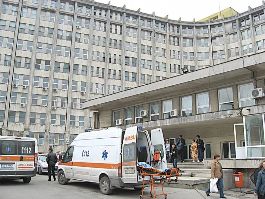 Daniel, singurul supravieţuitor al tragediei de la Palazul Mic, a fost operat şi acum este stabil