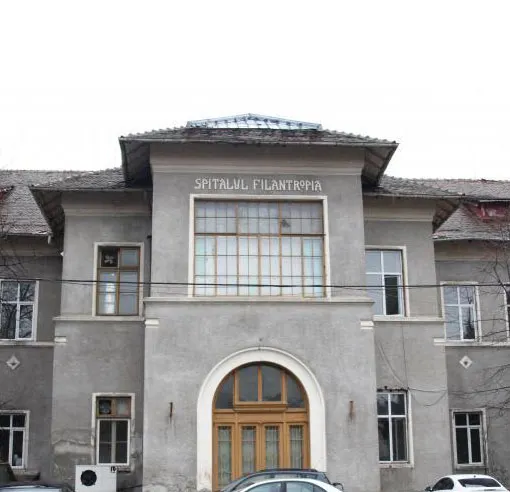 Un tânăr de 16 ani a intrat peste o bătrână de 82 de ani, a bătut-o şi a ameninţat-o cu un cuţit, pentru câţiva lei