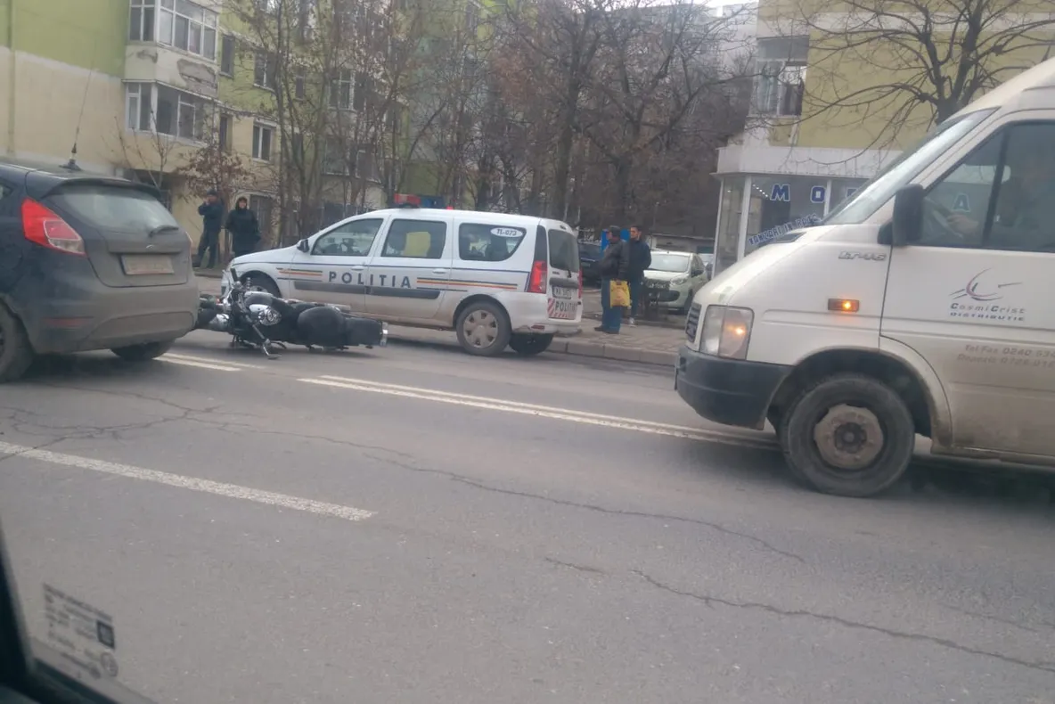 Motociclist de 18 ani luat pe sus de un Hyundai, pe strada Isaccei