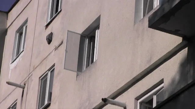 O femeia a murit după ce a căzut de la etajul 3, în timp ce spăla geamurile