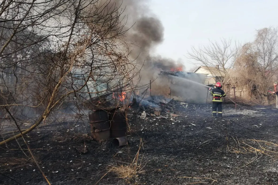 Foc deschis la Pătlăgeanca: 20 de hectare de teren şi 6 gospodării afectate de incendiu