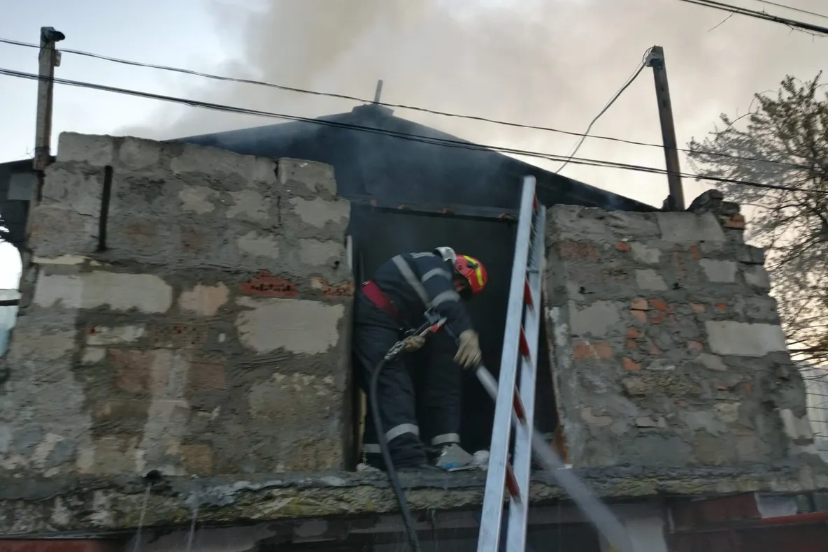 Incendiu pe strada Cavalului din municipiu. O femeie cardiacă a avut nevoie de SMURD