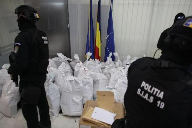 Alte sute de kilograme de cocaină găsite pe mare. Poliţia de Frontieră dezminte
