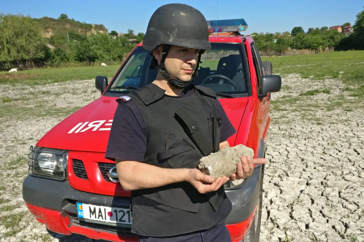 Proiectil de 85 mm din război, găsit în municipiu, pe un teren viran