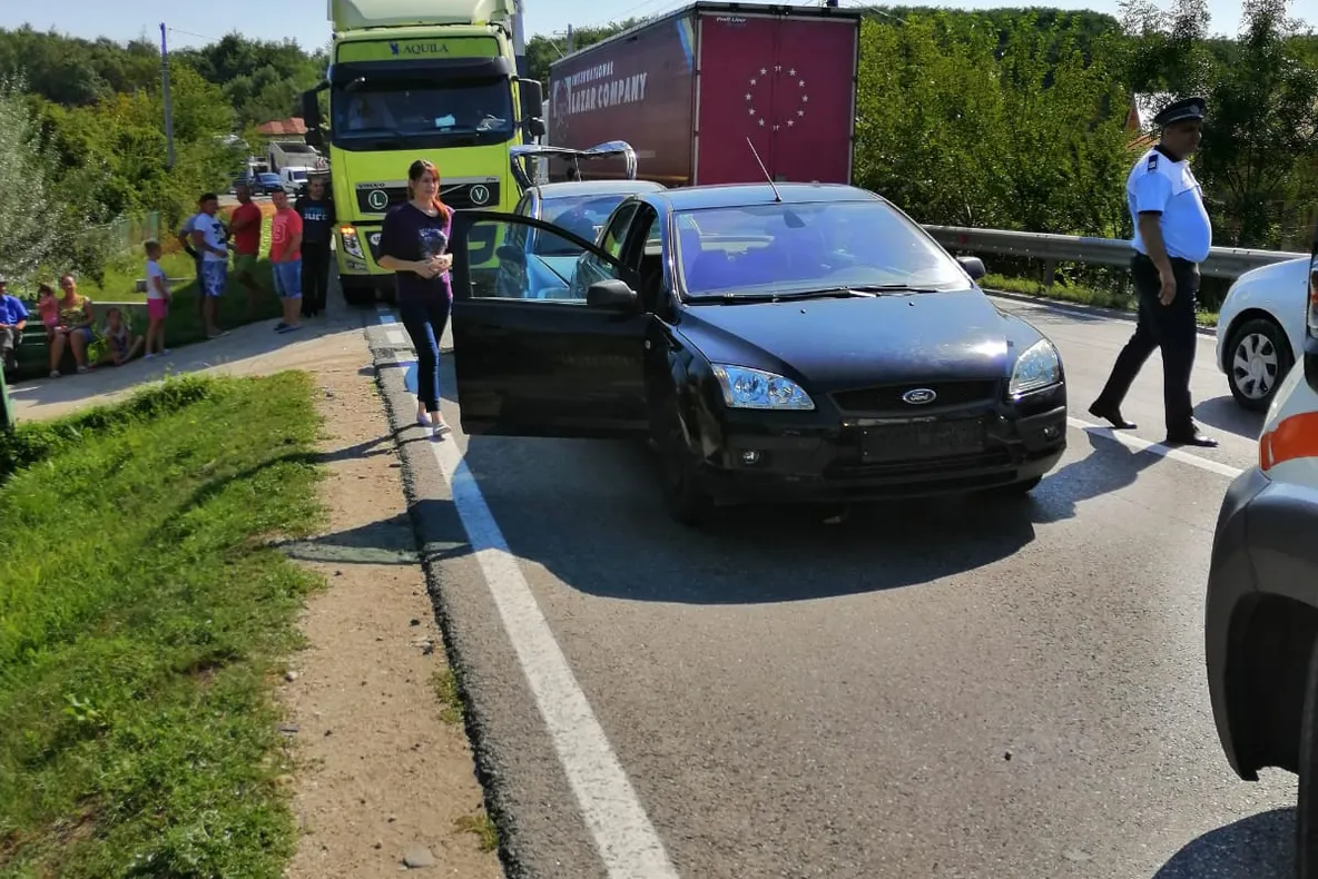 Doi copii de 2 și respectiv 5 ani scoși dintr-o casă în flăcări la Peceneaga!