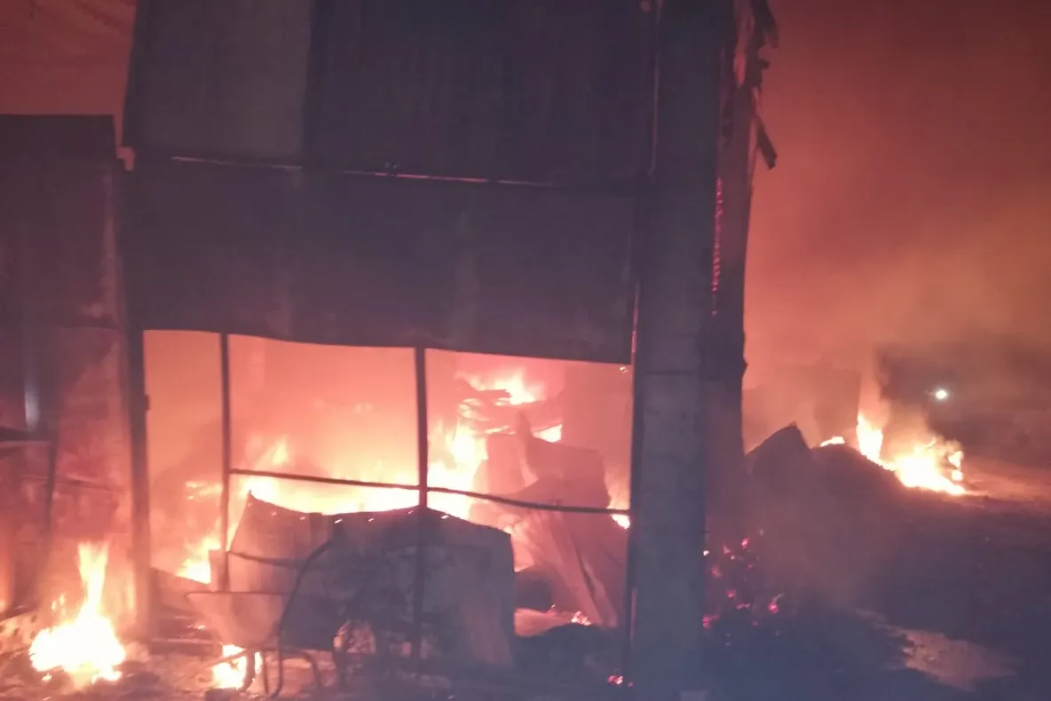 Arde Incineratorul de la Smârdan: sute de tone de resturi animale transformate în scrum