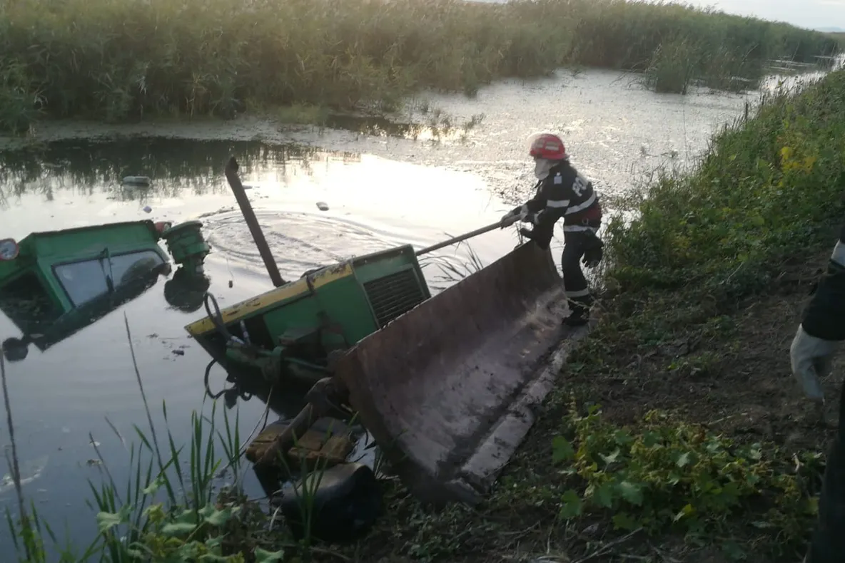 Bărbat de 55 de ani găsit mort după ce a căzut cu buldozerul într-un canal