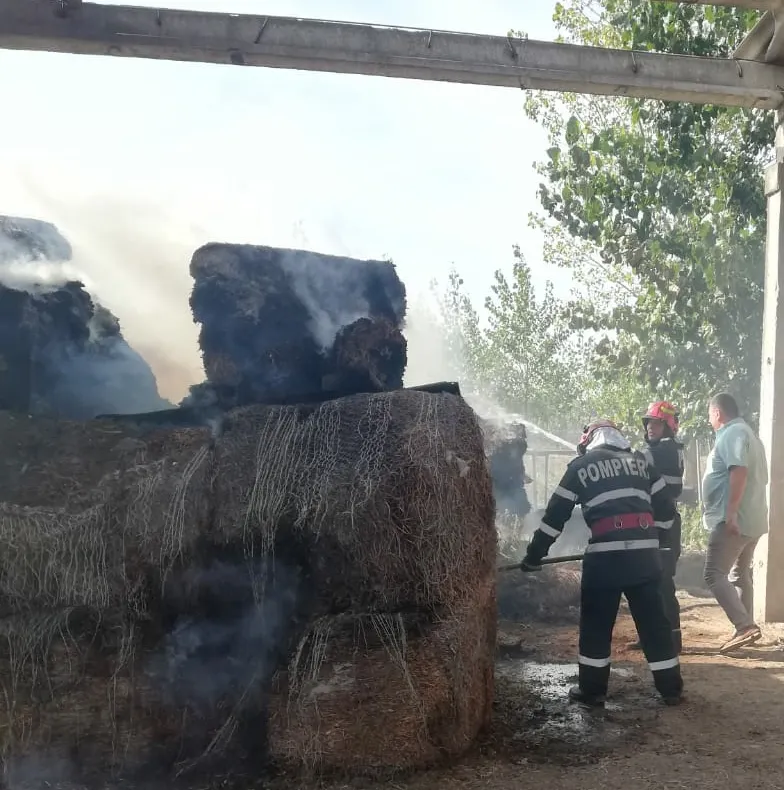 Arde un depozit de furaje la Smârdan