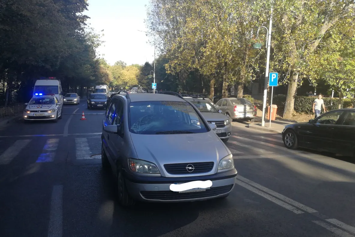 Un bărbat a fost lovit pe trecerea de pietoni
