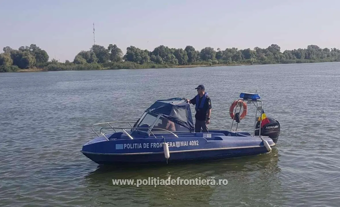 Sâmbătă noaptea poliţiştii de frontieră au salvat şase persoane dintr-o barcă avariată pe Razelm