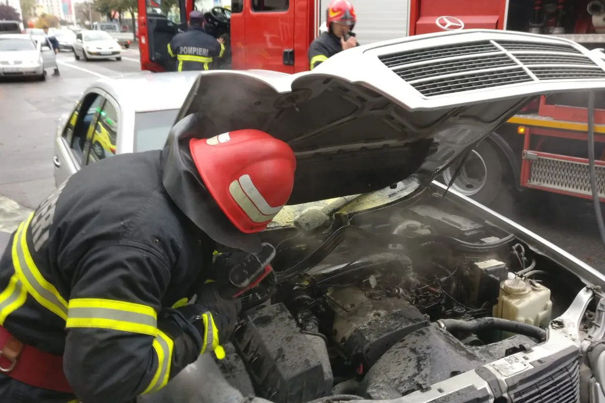 Mașină cu motor în flăcări pe strada Babadag