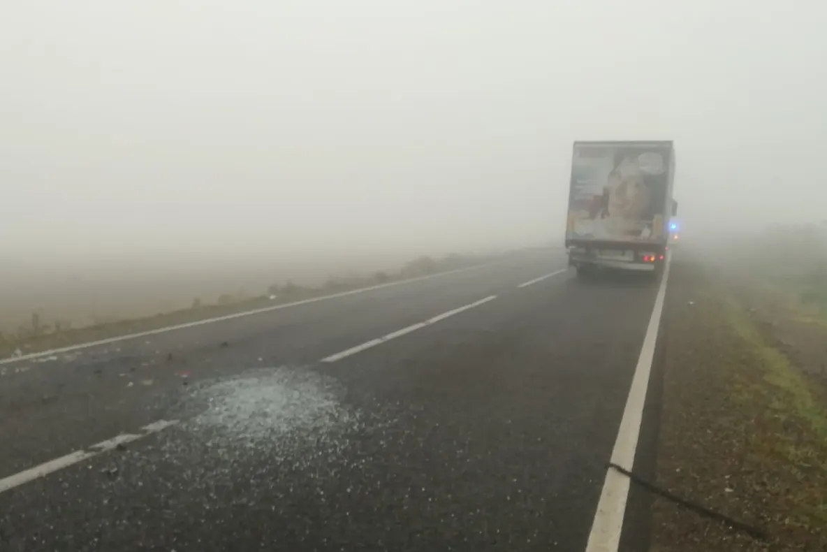 Accident rutier din cauza ceţii. Un om a ajuns la spital