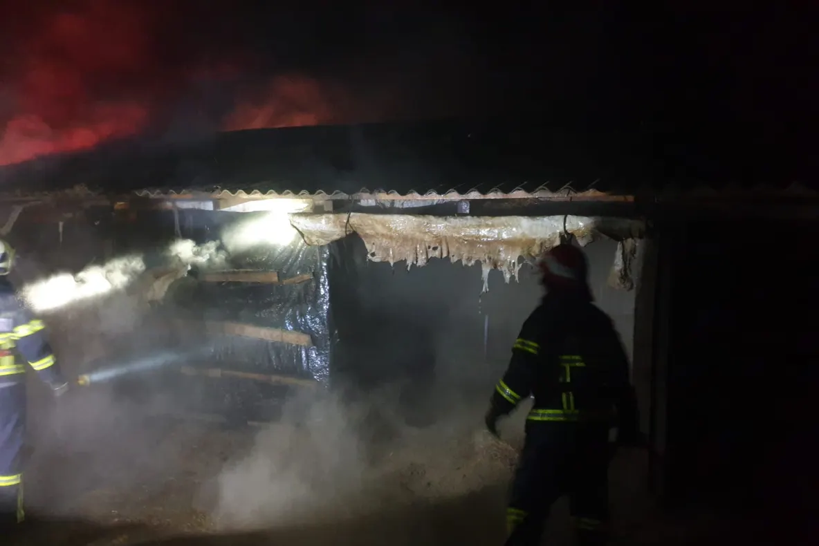 Pompierii din Babadag solicitaţi să stingă un grajd în flăcări