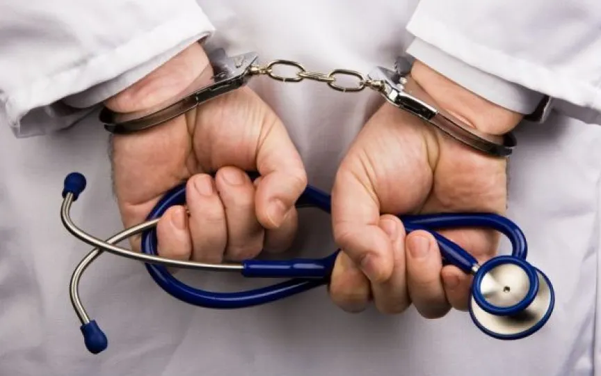 Doctoriţa ridicată de mascaţii DGA din spital, pentru mită, va petrece noaptea în arestul poliţiei