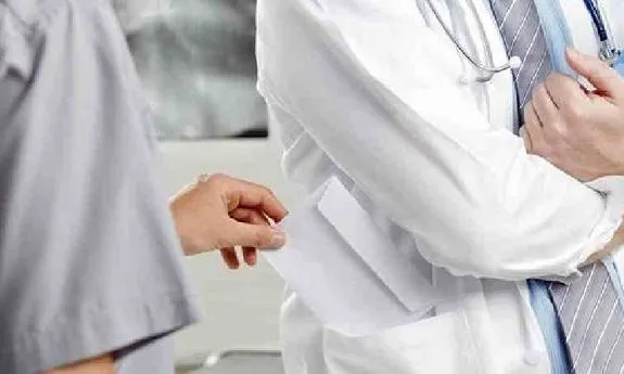 Judecătorii au decis: Medicul ginecolog care a luat şpagă rămâne în arest