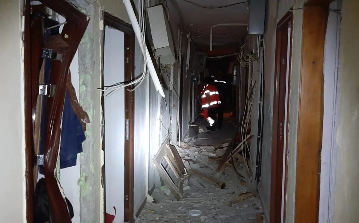 Patru răniți în urma unei explozii într-un bloc de garsoniere (video)