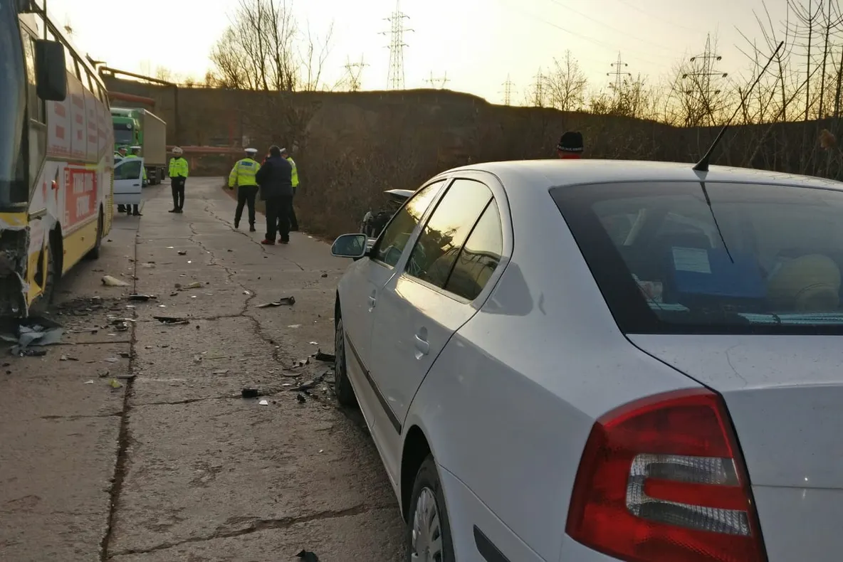 Autobuz de transport public implicat într-un accident