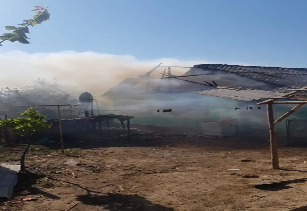 FOTO| Arde o casa din Lunca. Pompierii au fost alertați