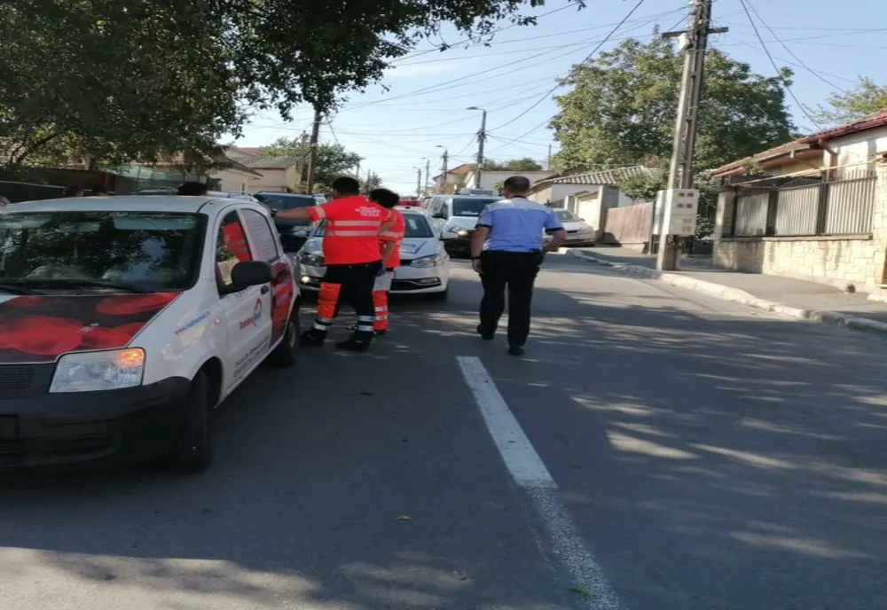 Copil lovit de o mașină, după ce a traversat strada prin loc nepermis