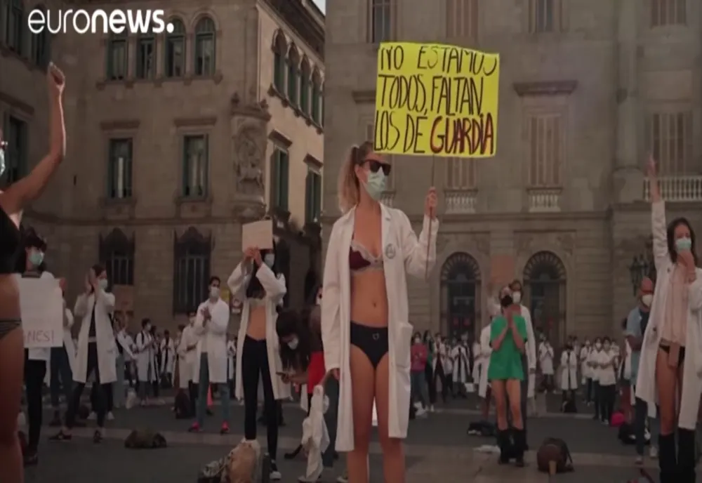 Medicii rezidenți din Barcelona s-au dezbrăcat în stradă ca să arate că sunt la limita răbdării