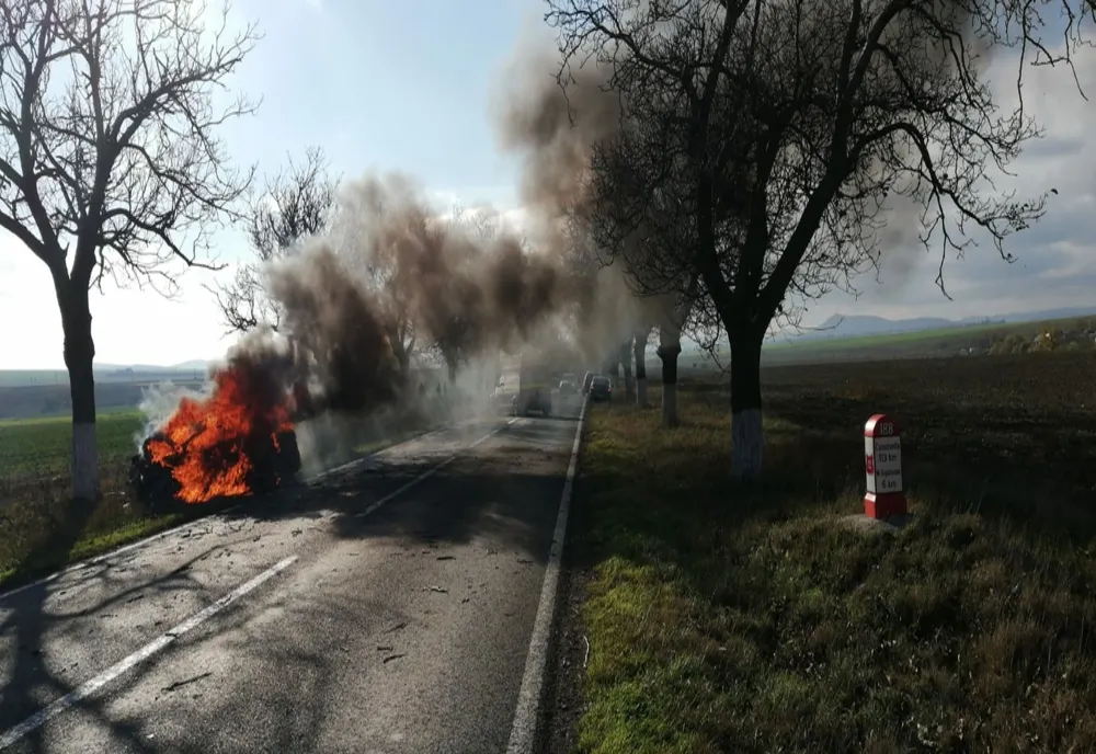 VIDEO| Mașină în flăcări după ce s-a izbit de un copac