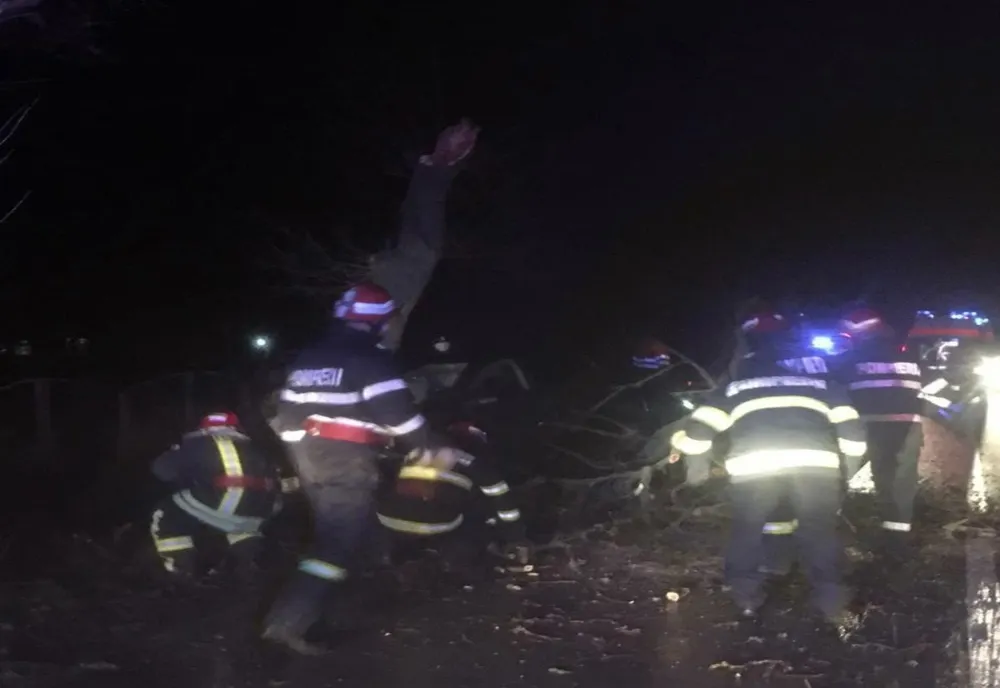 Tragedie evitată. Două tinere au intrat cu mașina într-un copac