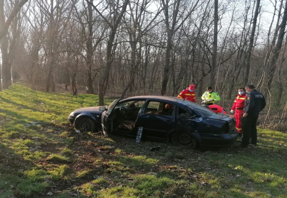 Un tânăr de 20 de ani a intrat cu mașina într-un copac. Doi răniți