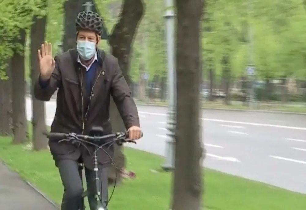 "O alternativă excelentă". Președintele Iohannis a mers cu bicicleta la serviciu
