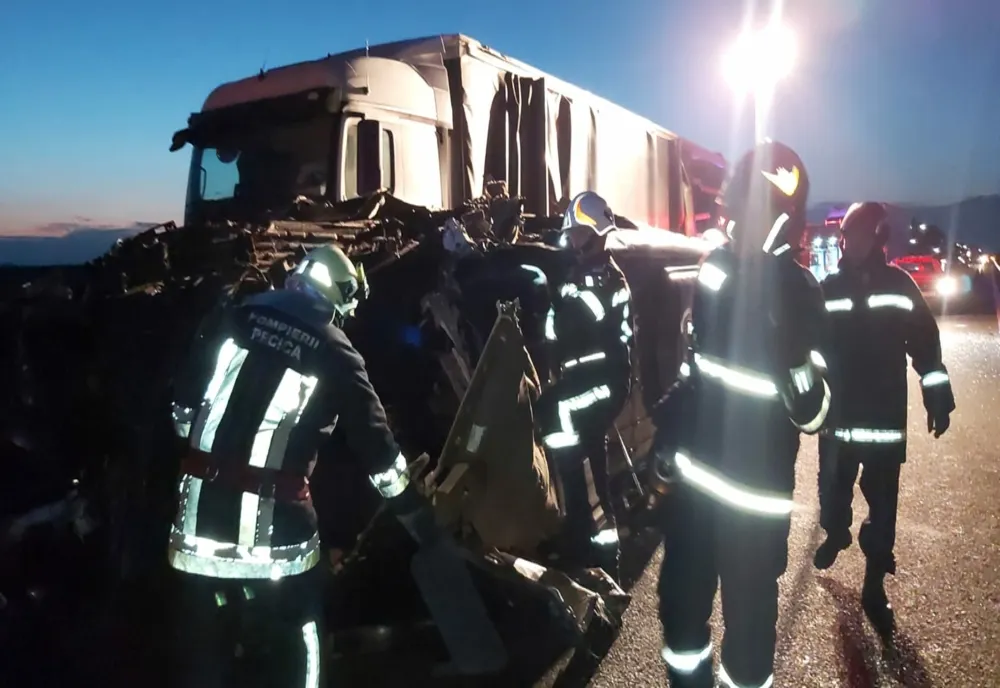 Micobuz  plin cu pasageri, spulberat de TIR, în județul Arad: planul roșu de intervenție, activat, un mort și mai mulți răniți