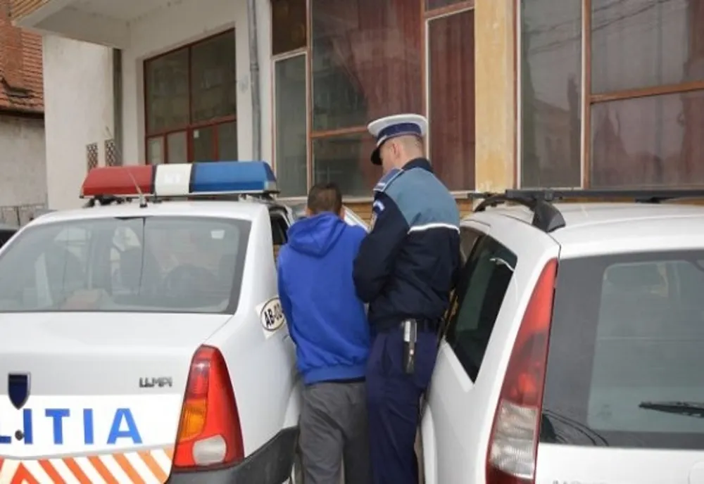 Bănuit de furturi de piese de la autovehicule  reținut de polițiști