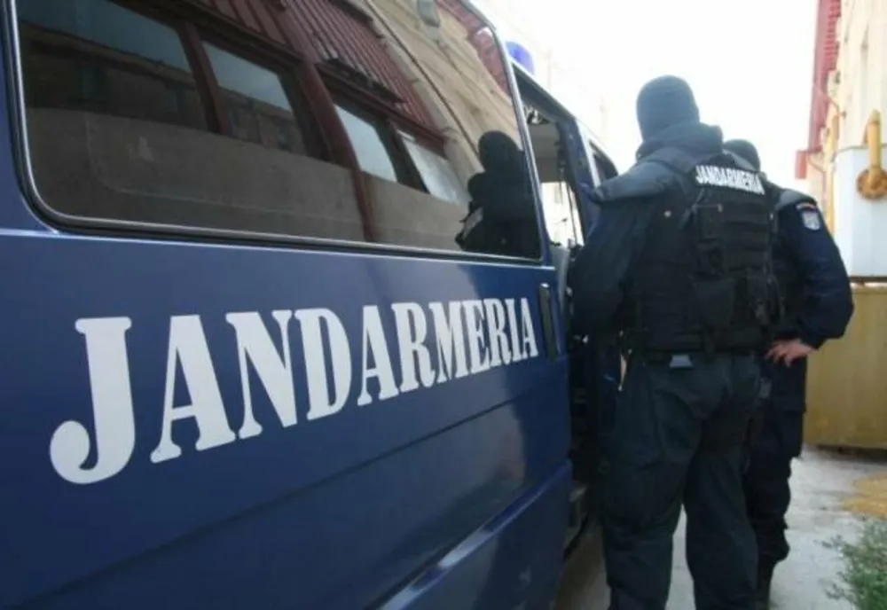Trei tineri prinși în flagrant. Ce au găsit jandarmii asupra lor