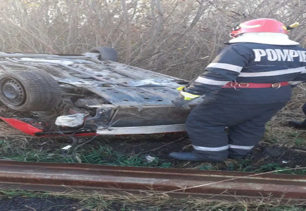O șoferiță de 70 de ani s-a răsturnat cu mașina pe DN22