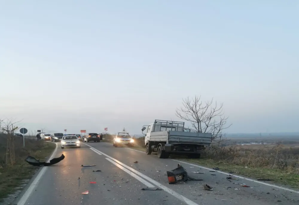 Accident grav cu 3 mașini în Tulcea. Șoferul vinovat  și un adolescent au fost răniți