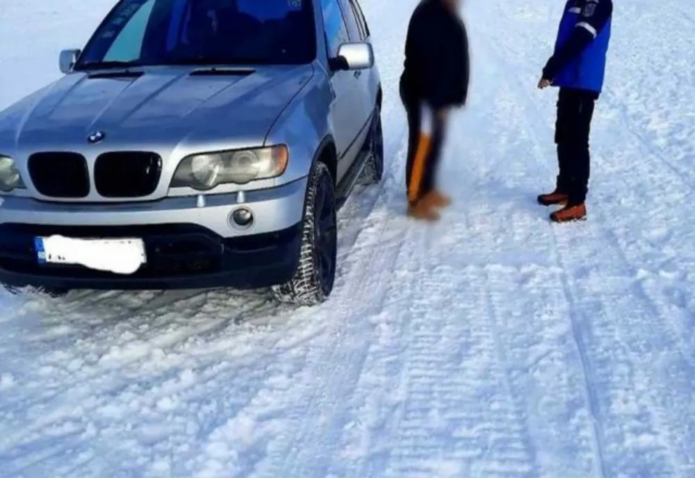 Doi bărbaţi, tată şi fiu, prinși cu SUV-urile pe pârtia de schi