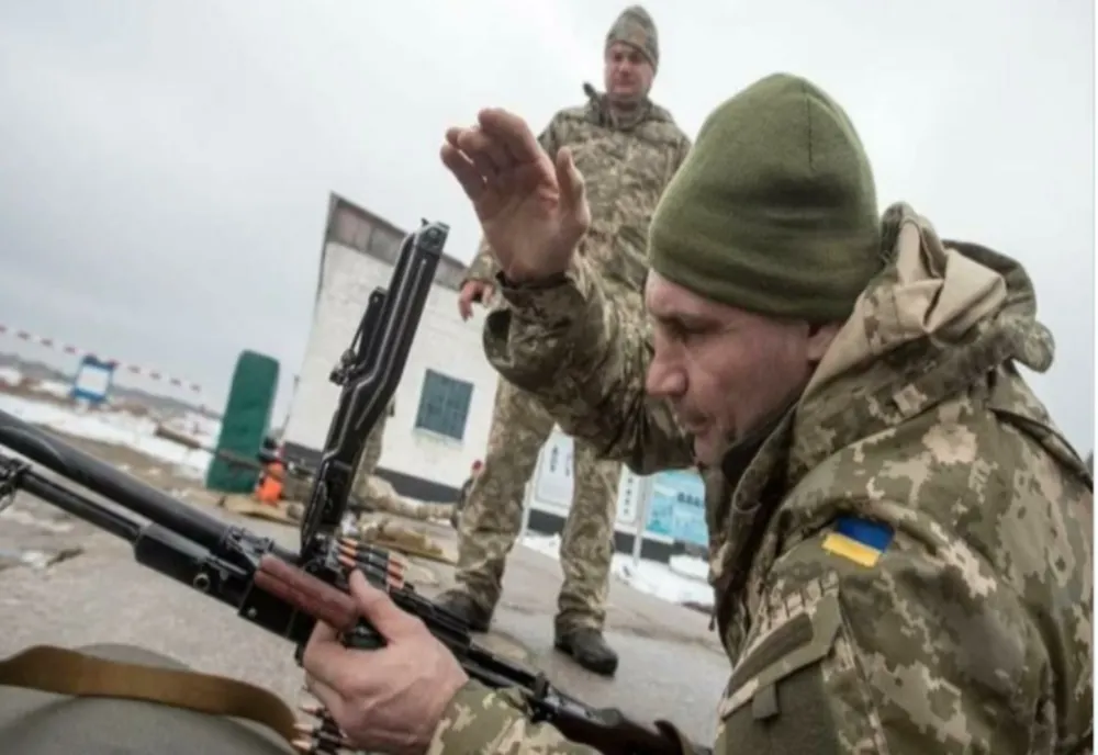 Primarul Vitali Klitschko îmbrăcă uniforma militară și este gata să apere capitala Kiev! "Trebuie să fac asta"
