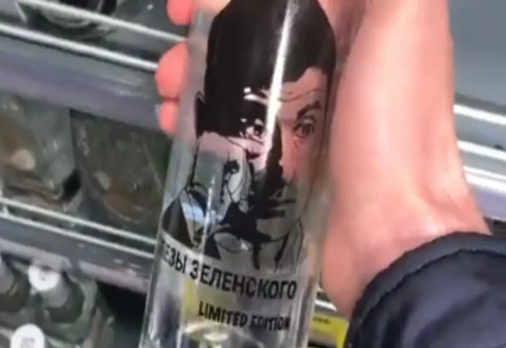 Rușii se îmbată cu "Lacrimile lui Zelenski"! Noua băutură din supermarket-uri care face furori