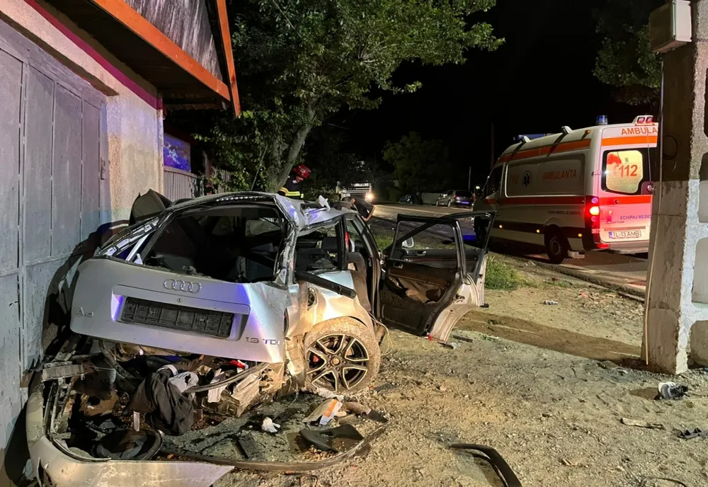 FOTO Accident grav pe drumurile din Tulcea. Mașină făcută praf și o victimă încarcerată